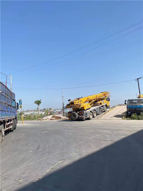 二连浩特市25吨吊车的租赁价格大概是多少？