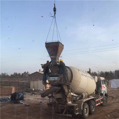 二连浩特市“精准瞄准”—— 吊车的 “定位导航” 技术