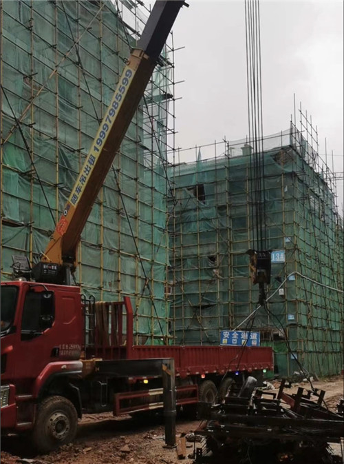 二连浩特市“慢工细活”—— 吊车的 “微动控制” 技术