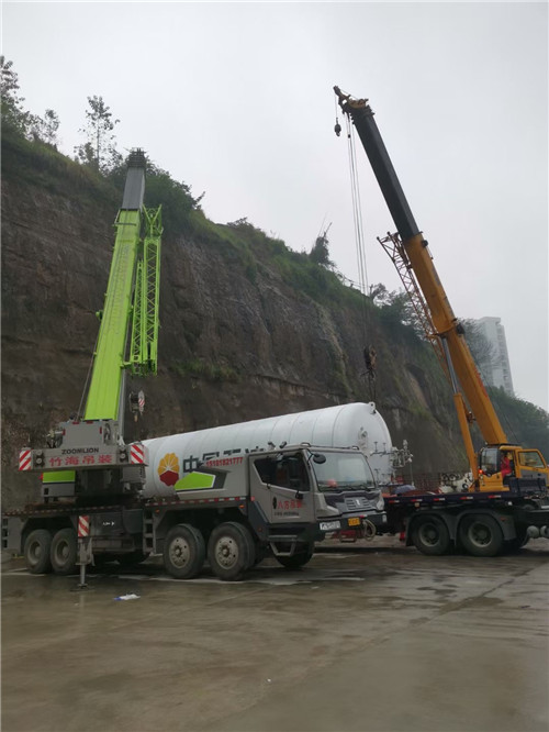 二连浩特市“不怕风雨冻”—— 吊车的 “恶劣环境适应” 技术