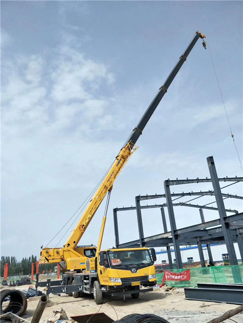 二连浩特市超高层建筑钢结构吊装案例